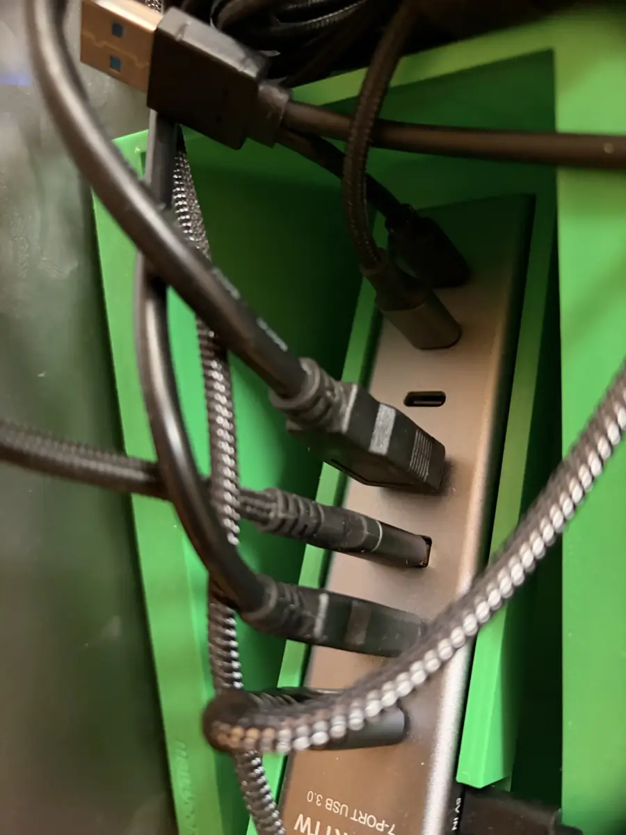 Der USB-Hub: vorne die Anschlüsse, unten seitlich die Strombuchse „5V IN".
